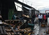 El sábado, un incendio arrasó con 28 puestos de frutas en el mercado de mayoristas, al sur de Quito. Los comerciantes perdieron un promedio de $ 6.000 por puesto.