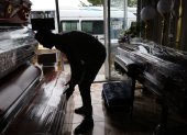 Clientes. El trabajador de una funeraria arregla los nuevos cofres adquiridos para enfrentar un repunte.