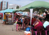 Turismo. En un mismo espacio están las embarcaciones de pescadores y los turistas que llegan a Villamil Playas.