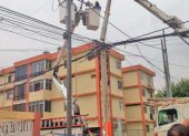 Cuarenta y un nuevos travesaños metálicos son instalados en esta zona del norte de Guayaquil, donde se vienen ejecutando obras de regeneración urbana.