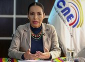 El la imagen un registro de la presidenta del Consejo Nacional Electoral (CNE) de Ecuador, Diana Atamaint, durante una entrevista.