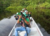 Fotografía sin fechar y cedida por el ministerio de Ambiente que muestra a voluntarios, técnicos y expertos mientras hacen un seguimiento de aves en la reserva de la biosfera del Yasuni (Ecuador)