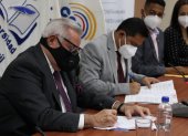 Los representantes de la Universidad de Guayaquil y de la Dirección Provincial Electoral de Guayas firmaron el convenio.