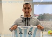 Manu Balda, nuevo ofensivo de Guayaquil City, muestra la casaquilla de su club.