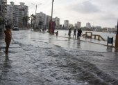 Hecho. La tarde del viernes 15 de enero, los turistas en Salinas tuvieron que salir del mar.