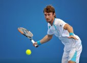 El entrenador y exnúmero uno del mundo, Juan Carlos Ferrero, permanece confinado en las habitaciones de su hotel en Melbourne, tras haber viajado en el nuevo avión afectado desde Doha después de firmar su pase al cuadro final.