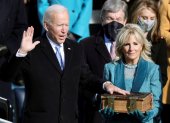 Joe Biden, junto a su esposa, Jill Biden, durante su juramente como nuevo presidente de Estados Unidos.