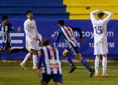 El centrocampista del Alcoyano Juanan Casanova (i) celebra su gol, segundo del equipo ante el Real Madrid,