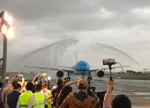 Así fue recibido el avión de KLM al llegar a Guayaquil.