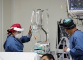 Personal médico atiende a un enfermo en una unidad de cuidado intensivo NO COVID del Hospital El Tunal, el 17 de enero de 2021 de en Bogotá (Colombia).