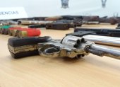Parte de las armas de fuego y municiones que se encontraron en una casa, en Durán.