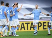 Marco Parolo (c) celebra con sus compañeros el primer gol del partido.