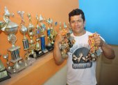 Galardones. Víctor Plúa, quien fue varias veces campeón nacional de pesas, muestra las medallas y trofeos alcanzados durante su carrera deportiva.