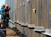 Puerto Palomas (Mexico).- (FILE) - Workers from the Ultimate Concrete construction company speed up their task to finish the metal wall ordered by US President Donald J. Trump, on the border with Columbus County, New Mexico (USA), in the town of Puerto Palomas, Chihuahua State, Mexico, 02 December 2020 (reissued 21 January 2021). US President Joe Biden in the first hours in office signed several executive orders reversing policies of his predecessor including on the coronavirus pandemic, the Paris climate agreement and Trump"s controversial border wall. (Estados Unidos) EFE/EPA/LUIS TORRES *** Local Caption *** 56537804