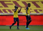 Fotografía de archivo del 13 de octubre de 2020 que muestra a Moisés Caicedo (i) de Ecuador mientras celebra un gol ante Uruguay.