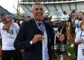 Hernán Crespo, entrenador de Defensa y Justicia, con el trofeo de la Copa Sudamericana.
