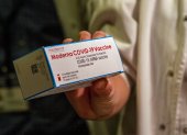 Vista una dosis de la vacuna de la farmacéutica Moderna.
