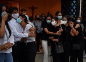 Familiares y amigos de Sara María García Rodríguez se lamentan hoy durante su velatorio en Buga, Valle del Cauca (Colombia).
