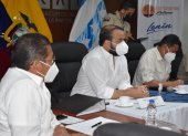 El ministro de Gobierno, Patricio Pazmiño; y el gobernador del Guayas, Luis Chonillo, durante la mesa de seguridad provincial.