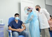 El médico Andrés Ortiz, de 26 años, fue el primer vacunado contra la COVID-19 en el hospital Rafael Rodríguez Zambrano, de Manta, Manabí, el pasado lunes 25 de enero.