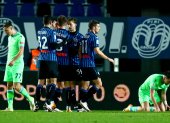 Los jugadores del Atalanta festejan ante el lamento de los jugadores de la Lazio.