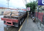 Avenida Guillermo Cubillos. Este es el panorama que se percibe a diario. El problema se intensifica cuando vehículos como el de la foto intentan ingresar a las fábricas del sector.