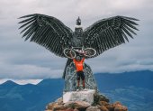 Richie se subió al monumento del Cóndor en Mira, en Carchi.