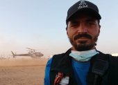 El franco-ecuatoriano en una de las maniobras que el comanda, durante el aterriaje de uno de los 14 helicópteros que trabajan para el Dakar.