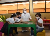 La rectora del Santo Domingo de Guzmán, Martha Vásquez, comparte con varios niños inscritos que empezarán clases el próximo año lectivo.