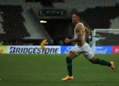 Breno Henrique Vasconcelos de Palmeiras anota un gol hoy, durante el partido entre Palmeiras y Santos por la final de la Copa Libertadores, en el estadio Maracaná de Río de Janeiro.