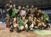 Celebración. La plantilla de Audaz Octubrino festeja con el trofeo y las medallas la obtención del título en la Liga Femenina de Baloncesto tras vencer a Victoria Cogarol.