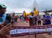 El ultramaratonista ecuatoriano muestra su alegría al cruzar la meta en la maratón 50.