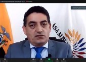 El asambleísta Ángel Sinmaleza en rueda de prensa.