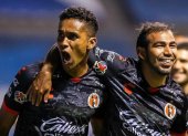 Fidel Martínez (i) y Junior Sornoza, jugadores ecuatorianos, dan alegrías al Tijuana.