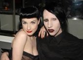 Dita von Teese y Marilny Manson comenzaron su relación en 2001 y se casaron en diciembre de 2005. Al año siguiente se divorciaron.