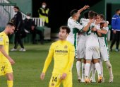 Los jugadores del Elche festejan el gol de la igualdad, tras ir abajo por dos goles