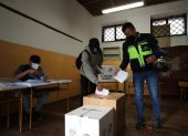 Un hombre votó hoy en un centro electoral en Quito (Ecuador).