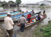 Los habitantes de algunos recintos de Daule se movilizaron en canoas hacia sus recintos electorales.