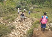 Por falta de carreteras, los habitantes de la comunidad se movilizaron por vías empedradas internas.