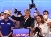 Guillermo Lasso junto a simpatizantes y dirigentes de CREO en su declaración luego de las votaciones.