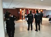 Previo a la reinstalación de la audiencia, agentes de la Unidad Antiexplosivos del GIR revisaron las instalaciones del auditorio de la Corte del Guayas.