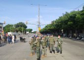 Uniformados de las Fuerzas Armadas y Policía controlan el orden en la avenida Pedro Menéndez, que fue cerrada a la altura del CNE.