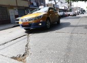 Servicio. El taxista, Oswaldo Tarari, trata de evitar un bache en Sauces VI. Si cae en el hueco debe volver a alinear las llantas del auto.