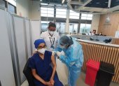 Personal médico de Solca recibe la segunda dosis en la sede de Guayaquil.