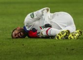 Neymar se queja luego del golpe que sufrió ante el Caen, que lo dejará un mes fuera de la cancha.