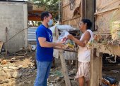 Los voluntarios acuden a sectores apartados a llevar alimentos y palabras de fortaleza.