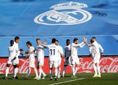 Los jugadores del Real Madrid celebran el gol de Benzema.