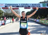 Campeón. Claudio tras cruzar la meta en 4 horas, 47 minutos y 56 segundos. Solo siete marchistas completaron el recorrido.