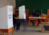 Referencial: Un hombre vota en un centro electoral en Guayaquil.