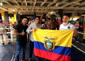 Abel Mina luce orgulloso la bandera tricolor tras vencer por KO técnico al colombiano Luis Hernán Rodríguez.